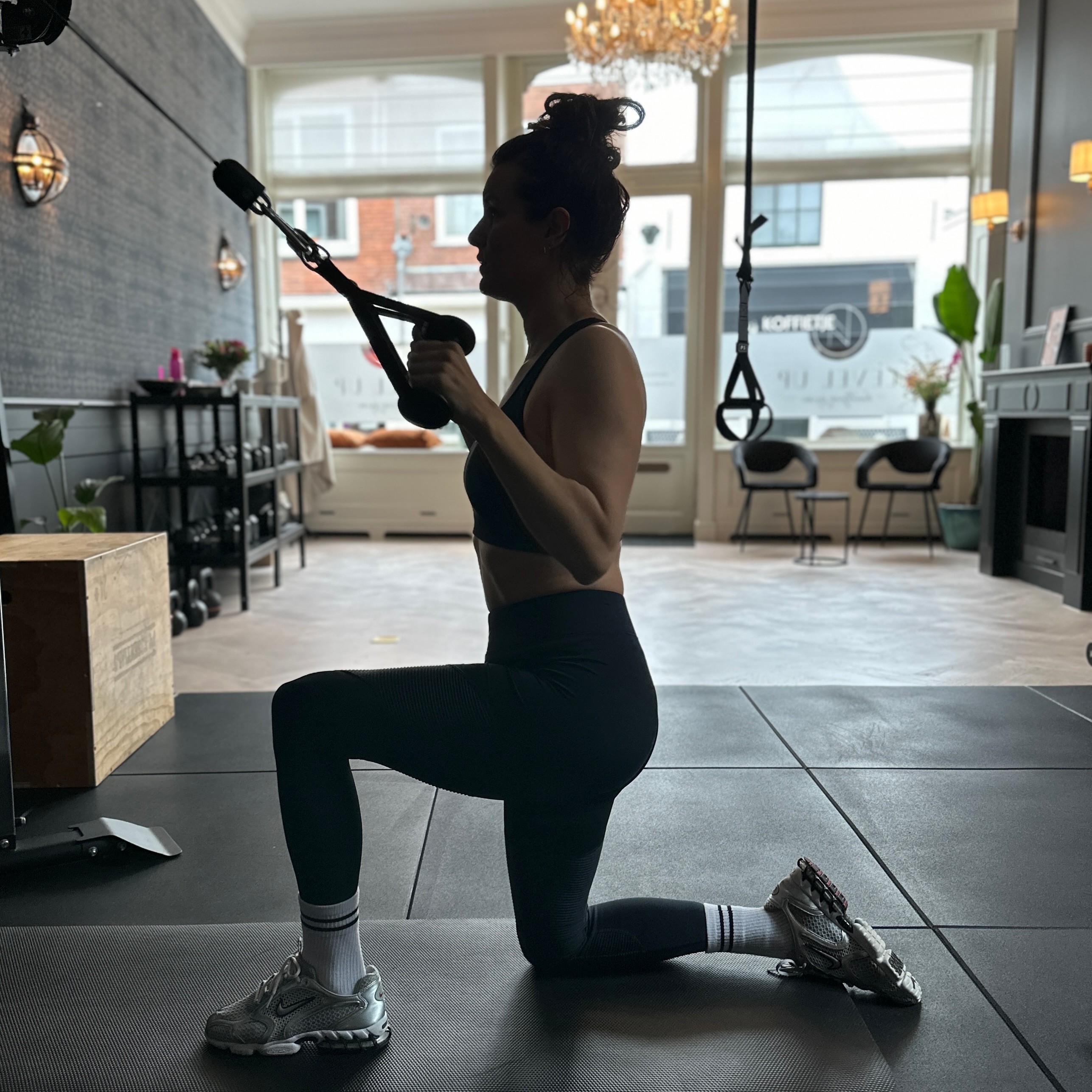 𝘞𝘈𝘈𝘙𝘖𝘔 𝘒𝘐𝘌𝘡𝘌𝘕 𝘝𝘖𝘖𝘙 𝘗𝘌𝘙𝘚𝘖𝘕𝘈𝘓 𝘛𝘙𝘈𝘐𝘕𝘐𝘕𝘎? ⬇️
✨ It’s all about you: bij personal training draait het helemaal om jou. Je krijgt individuele begeleiding die is afgestemd op jouw doelen, behoeften en lichaam.
✨ Don’t waste your time: herken jij het dat je al jaren naar de sportschool gaat, maar geen resultaat ziet? Verspil geen tijd meer ⏰ Als je kiest voor personal training zorgen wij voor optimale trainingen en begeleiding, zodat jij jouw doelen bereikt.
✨ Get that extra push: net wat meer motivatie en een extra duwtje in de rug nodig? Here we are 😇
✨ Correct form: voorkom blessures en maximaliseer de effectiviteit van je workout door de juiste techniek te leren onder begeleiding van een professional. Ook mét blessures weten wij jou te begeleiden!
✨ Nutrition & mindset coaching: het gaat niet alleen om de training, maar ook om de juiste brandstof voor je lichaam, en de juiste mindset. Deze drie pijlers vormen de basis voor jouw resultaat 🔥
𝘒𝘭𝘢𝘢𝘳 𝘰𝘮 𝘥𝘦 𝘣𝘦𝘴𝘵𝘦 𝘷𝘦𝘳𝘴𝘪𝘦 𝘷𝘢𝘯 𝘫𝘦𝘻𝘦𝘭𝘧 𝘵𝘦 𝘸𝘰𝘳𝘥𝘦𝘯? 𝘕𝘦𝘦𝘮 𝘤𝘰𝘯𝘵𝘢𝘤𝘵 𝘰𝘱 𝘷𝘰𝘰𝘳 𝘦𝘦𝘯 𝘬𝘦𝘯𝘯𝘪𝘴𝘮𝘢𝘬𝘪𝘯𝘨𝘴𝘨𝘦𝘴𝘱𝘳𝘦𝘬 𝘦𝘯 𝘰𝘯𝘵𝘥𝘦𝘬 𝘸𝘢𝘵 𝘱𝘦𝘳𝘴𝘰𝘯𝘢𝘭 𝘵𝘳𝘢𝘪𝘯𝘪𝘯𝘨 𝘷𝘰𝘰𝘳 𝘫𝘰𝘶 𝘬𝘢𝘯 𝘣𝘦𝘵𝘦𝘬𝘦𝘯𝘦𝘯! 🤍
•
•
•
#levelup #boutiquegym #personaltraining #strength #krachttraining #powerwomen #smallgroup #strong #healthy #workout